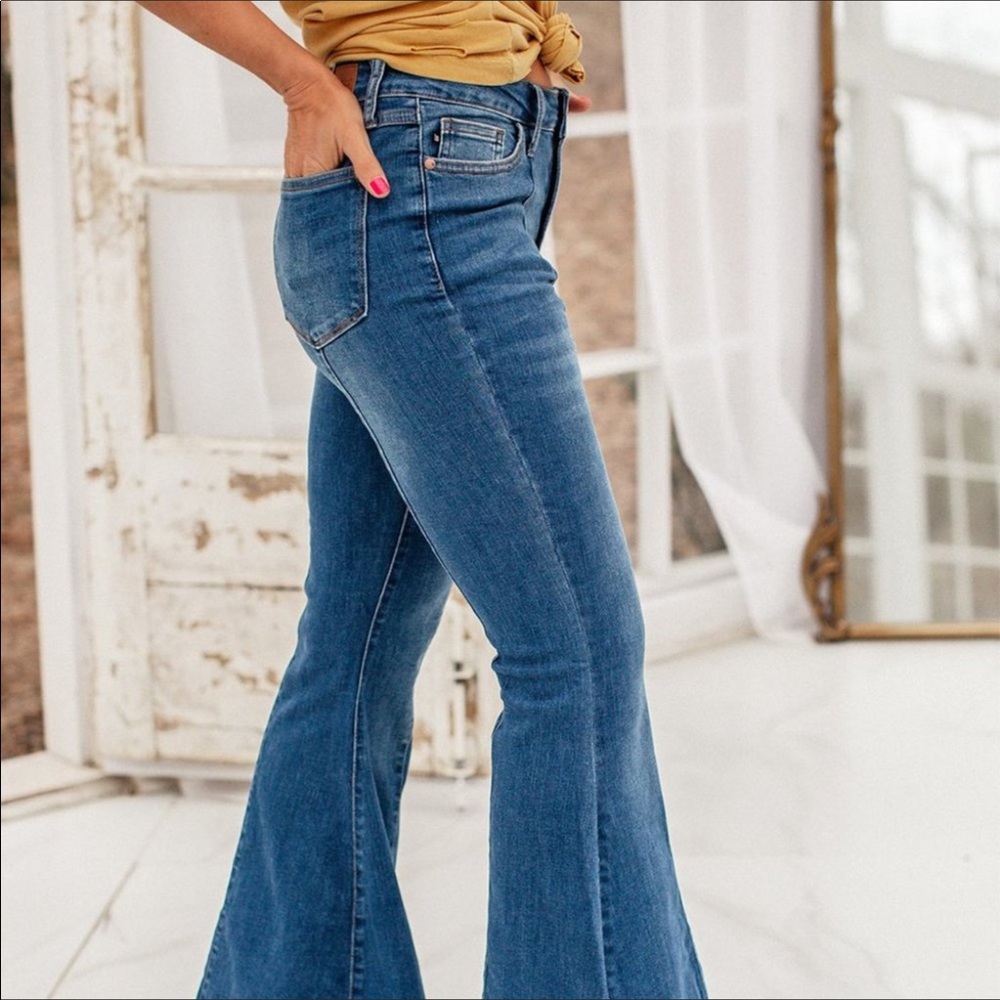 Fabulous Blue Flare Jeans w/Raw Hem & 5 Pockets - Picture 5 of 13